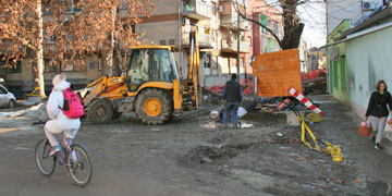 Zbog vremenskih uslova prekinuta rekonstrukcija Dositejeve ulice: Put ce biti posut tucanikom – nastavak radova 2018.