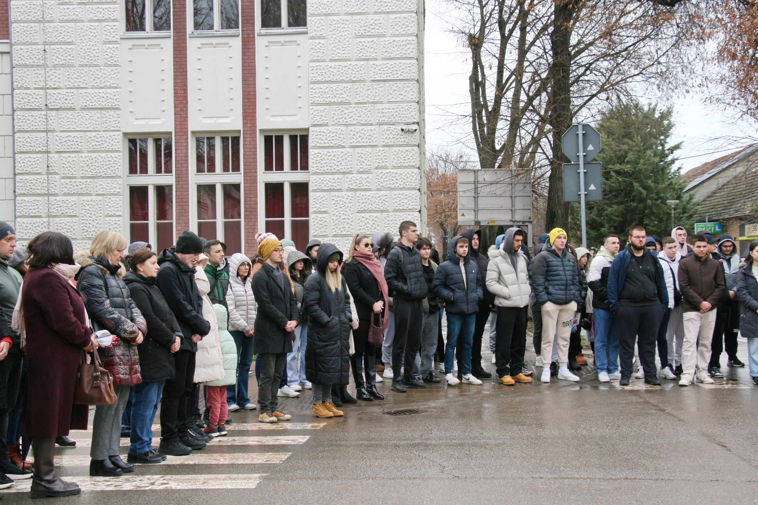 Deo profesora uz učenike u aktivnostima Učeničkog parlamenta