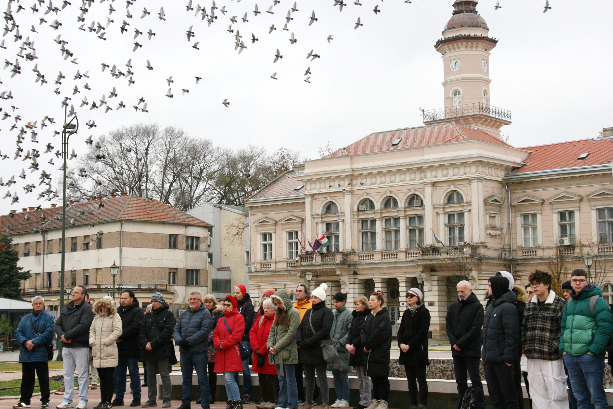 Građani su u Bečeju odali poštu žrtvama tragedije u Novom Sadu