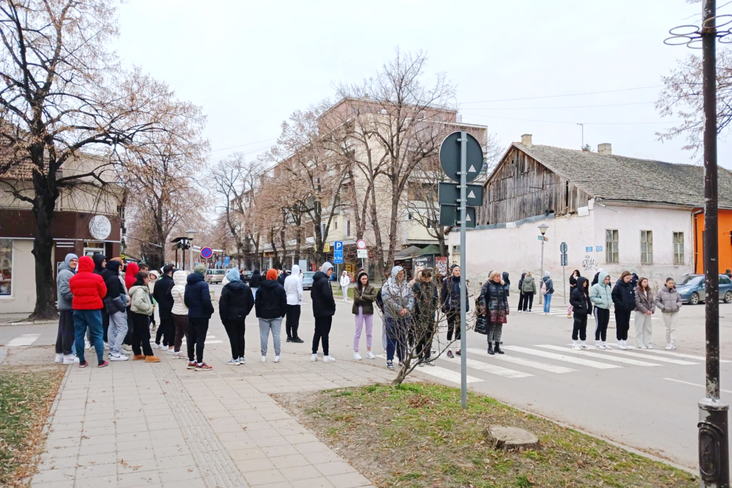 Muškarac probio blokadu srednjoškolaca (VIDEO)