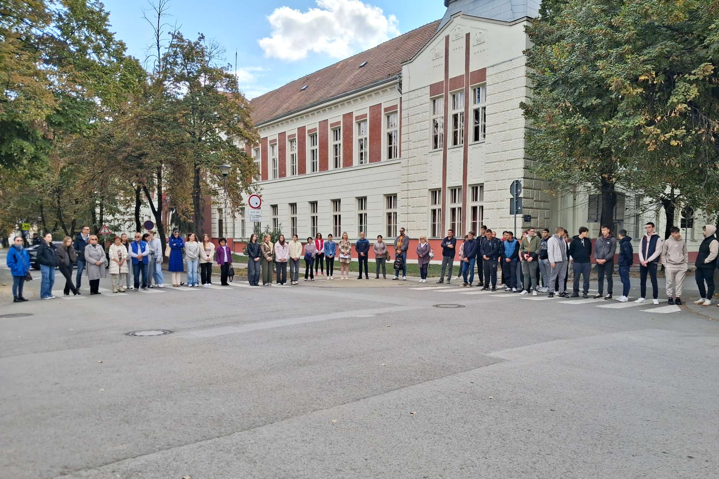 Šesnaest minuta tišine za poginule u padu nadstrešnice
